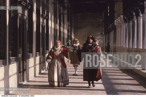 Localizzazione:..VENEZIA / S. MARCO..Oggetto:..Soggetto:..CARNEVALE MASCHERE LOGGIATO DI PALAZZO DUCALE..Cronologia: ....Definizione Culturale:..   Autore: ....   Stile:....   Editori/Stampatori:..   Committenza:..Materia e Tecnica:....Collocazione:..Note:....Riproduzione Fotografica:..Graziano Arici/Rosebud2 .Copyright:..Graziano Arici/Rosebud2 .Data:..1993..Costo:..A..