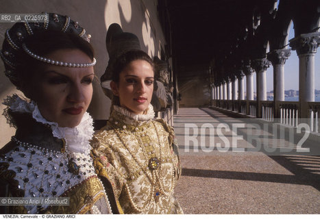 Localizzazione:..VENEZIA / S. MARCO..Oggetto:..Soggetto:..CARNEVALE MASCHERE LOGGIATO DI PALAZZO DUCALE..Cronologia: ....Definizione Culturale:..   Autore: ....   Stile:....   Editori/Stampatori:..   Committenza:..Materia e Tecnica:....Collocazione:..Note:....Riproduzione Fotografica:..Graziano Arici/Rosebud2 .Copyright:..Graziano Arici/Rosebud2 .Data:..1993..Costo:..A..