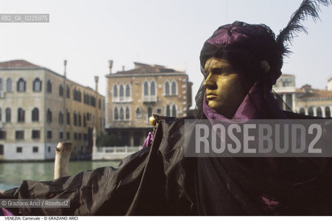 Localizzazione:..VENEZIA..Oggetto:..Soggetto:..CARNEVALE MASCHERA..Cronologia: ....Definizione Culturale:..   Autore: ....   Stile:....   Editori/Stampatori:..   Committenza:..Materia e Tecnica:....Collocazione:..Note:....Riproduzione Fotografica:..Graziano Arici/Rosebud2 .Copyright:..Graziano Arici/Rosebud2 .Data:..1993..Costo:..A..