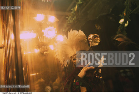 Localizzazione:..VENEZIA / S. MARCO..Oggetto:..Soggetto:..CARNEVALE MASCHERE AL CAFFE FLORIAN..Cronologia: ....Definizione Culturale:..   Autore: ....   Stile:....   Editori/Stampatori:..   Committenza:..Materia e Tecnica:....Collocazione:..Note:....Riproduzione Fotografica:..Graziano Arici/Rosebud2 .Copyright:..Graziano Arici/Rosebud2 .Data:..1993..Costo:..A..