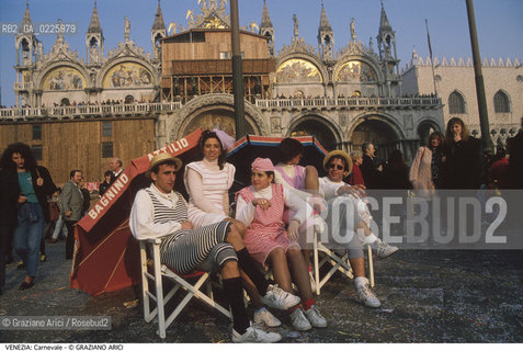 Localizzazione:..VENEZIA / S. MARCO..Oggetto:..Soggetto:..CARNEVALE MASCHERE IN PIAZZA SAN MARCO BAGNINI..Cronologia: ....Definizione Culturale:..   Autore: ....   Stile:....   Editori/Stampatori:..   Committenza:..Materia e Tecnica:....Collocazione:..Note:....Riproduzione Fotografica:..Graziano Arici/Rosebud2 .Copyright:..Graziano Arici/Rosebud2 .Data:..1993..Costo:..A..