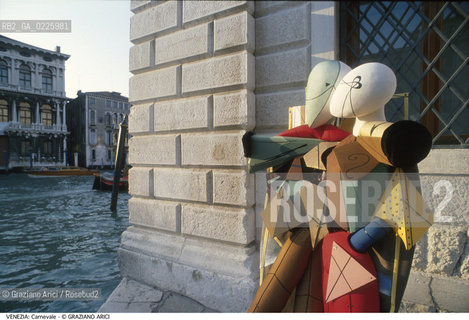 Localizzazione:..VENEZIA / S. MARCO..Oggetto:..Soggetto:..CARNEVALE MASCHERA..Cronologia: ....Definizione Culturale:..   Autore: ....   Stile:....   Editori/Stampatori:..   Committenza:..Materia e Tecnica:....Collocazione:..Note:....Riproduzione Fotografica:..Graziano Arici/Rosebud2 .Copyright:..Graziano Arici/Rosebud2 .Data:..1993..Costo:..A..