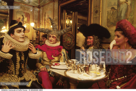 Localizzazione:..VENEZIA / S. MARCO..Oggetto:..Soggetto:..CARNEVALE MASCHERE AL CAFFE FLORIAN..Cronologia: ....Definizione Culturale:..   Autore: ....   Stile:....   Editori/Stampatori:..   Committenza:..Materia e Tecnica:....Collocazione:..Note:....Riproduzione Fotografica:..Graziano Arici/Rosebud2 .Copyright:..Graziano Arici/Rosebud2 .Data:..1993..Costo:..A..