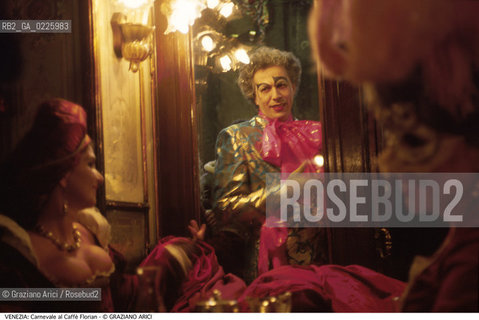 Localizzazione:..VENEZIA / S. MARCO..Oggetto:..Soggetto:..CARNEVALE MASCHERE AL CAFFE FLORIAN..Cronologia: ....Definizione Culturale:..   Autore: ....   Stile:....   Editori/Stampatori:..   Committenza:..Materia e Tecnica:....Collocazione:..Note:....Riproduzione Fotografica:..Graziano Arici/Rosebud2 .Copyright:..Graziano Arici/Rosebud2 .Data:..1993..Costo:..A..