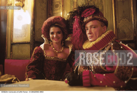 Localizzazione:..VENEZIA / S. MARCO..Oggetto:..Soggetto:..CARNEVALE MASCHERE AL CAFFE FLORIAN..Cronologia: ....Definizione Culturale:..   Autore: ....   Stile:....   Editori/Stampatori:..   Committenza:..Materia e Tecnica:....Collocazione:..Note:....Riproduzione Fotografica:..Graziano Arici/Rosebud2 .Copyright:..Graziano Arici/Rosebud2 .Data:..1993..Costo:..A..