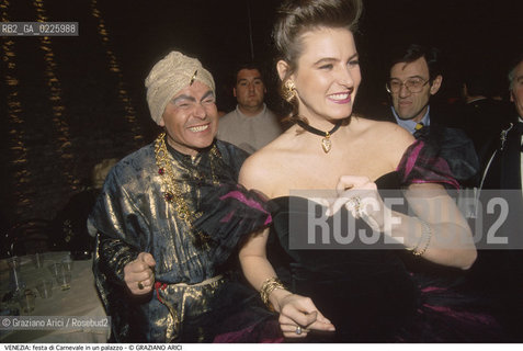 Localizzazione:..VENEZIA..Oggetto:..Soggetto:..FESTA DI CARNEVALE IN UN PALAZZO / MASCHERE..Cronologia: ....Definizione Culturale:..   Autore: ....   Stile:....   Editori/Stampatori:..   Committenza:..Materia e Tecnica:....Collocazione:..Note:....Riproduzione Fotografica:..Graziano Arici/Rosebud2 .Copyright:..Graziano Arici/Rosebud2 .Data:..1986..Costo:..A..