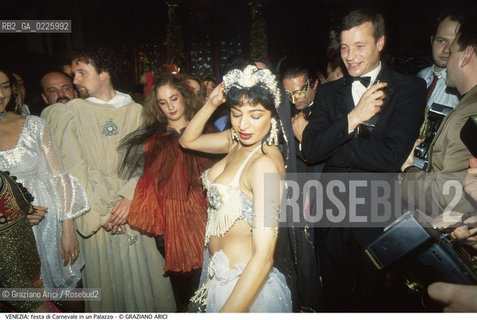 Localizzazione:..VENEZIA..Oggetto:..Soggetto:..FESTA DI CARNEVALE IN UN PALAZZO / MASCHERE DANZA DEL VENTRE..Cronologia: ....Definizione Culturale:..   Autore: ....   Stile:....   Editori/Stampatori:..   Committenza:..Materia e Tecnica:....Collocazione:..Note:....Riproduzione Fotografica:..Graziano Arici/Rosebud2 .Copyright:..Graziano Arici/Rosebud2 .Data:..1986..Costo:..A..