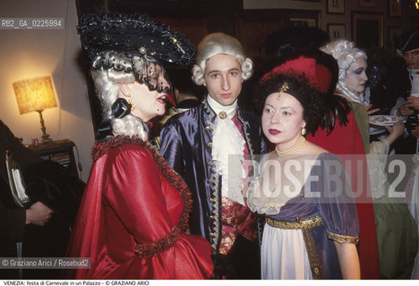 Localizzazione:..VENEZIA..Oggetto:..Soggetto:..FESTA DI CARNEVALE IN UN PALAZZO / MASCHERE..Cronologia: ....Definizione Culturale:..   Autore: ....   Stile:....   Editori/Stampatori:..   Committenza:..Materia e Tecnica:....Collocazione:..Note:....Riproduzione Fotografica:..Graziano Arici/Rosebud2 .Copyright:..Graziano Arici/Rosebud2 .Data:..1986..Costo:..A..