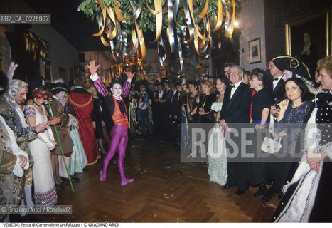 Localizzazione:..VENEZIA..Oggetto:..Soggetto:..FESTA DI CARNEVALE IN UN PALAZZO / MASCHERE..Cronologia: ....Definizione Culturale:..   Autore: ....   Stile:....   Editori/Stampatori:..   Committenza:..Materia e Tecnica:....Collocazione:..Note:....Riproduzione Fotografica:..Graziano Arici/Rosebud2 .Copyright:..Graziano Arici/Rosebud2 .Data:..1986..Costo:..A..