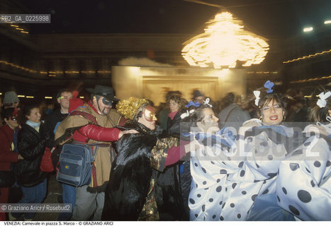 Localizzazione:..VENEZIA / S. MARCO..Oggetto:..Soggetto:..CARNEVALE PIAZZA SAN MARCO MASCHERE..Cronologia: ....Definizione Culturale:..   Autore: ....   Stile:....   Editori/Stampatori:..   Committenza:..Materia e Tecnica:....Collocazione:..Note:....Riproduzione Fotografica:..Graziano Arici/Rosebud2 .Copyright:..Graziano Arici/Rosebud2 .Data:..1990..Costo:..A..