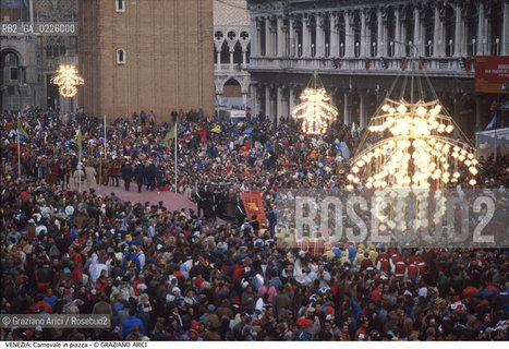 Localizzazione:..VENEZIA / S. MARCO..Oggetto:..Soggetto:..CARNEVALE IN PIAZZA SAN MARCO FOLLA..Cronologia: ....Definizione Culturale:..   Autore: ....   Stile:....   Editori/Stampatori:..   Committenza:..Materia e Tecnica:....Collocazione:..Note:....Riproduzione Fotografica:..Graziano Arici/Rosebud2 .Copyright:..Graziano Arici/Rosebud2 .Data:..1991..Costo:..A..