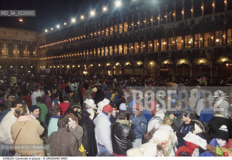 Localizzazione:..VENEZIA / S. MARCO..Oggetto:..Soggetto:..CARNEVALE PIAZZA SAN MARCO MASCHERE FOLLA..Cronologia: ....Definizione Culturale:..   Autore: ....   Stile:....   Editori/Stampatori:..   Committenza:..Materia e Tecnica:....Collocazione:..Note:....Riproduzione Fotografica:..Graziano Arici/Rosebud2 .Copyright:..Graziano Arici/Rosebud2 .Data:..1990..Costo:..A..
