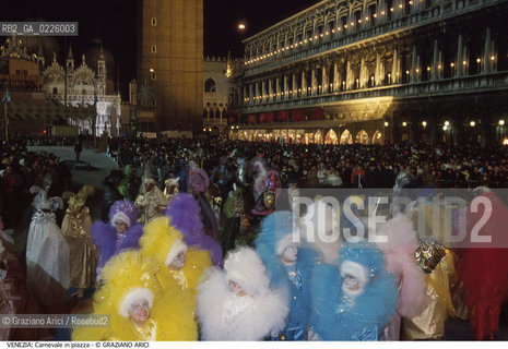 Localizzazione:..VENEZIA / S. MARCO..Oggetto:..Soggetto:..CARNEVALE MASCHERE IN PIAZZA SAN MARCO FOLLA..Cronologia: ....Definizione Culturale:..   Autore: ....   Stile:....   Editori/Stampatori:..   Committenza:..Materia e Tecnica:....Collocazione:..Note:....Riproduzione Fotografica:..Graziano Arici/Rosebud2 .Copyright:..Graziano Arici/Rosebud2 .Data:..1987..Costo:..A..