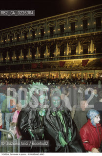 Localizzazione:..VENEZIA / S. MARCO..Oggetto:..Soggetto:..CARNEVALE MASCHERE IN PIAZZA SAN MARCO FOLLA..Cronologia: ....Definizione Culturale:..   Autore: ....   Stile:....   Editori/Stampatori:..   Committenza:..Materia e Tecnica:....Collocazione:..Note:....Riproduzione Fotografica:..Graziano Arici/Rosebud2 .Copyright:..Graziano Arici/Rosebud2 .Data:..1987..Costo:..A..