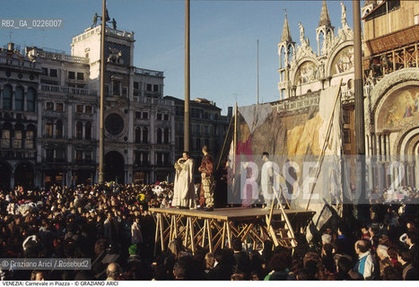 Localizzazione:..VENEZIA / S. MARCO..Oggetto:..Soggetto:..CARNEVALE IN PIAZZA SAN MARCO TEATRO COMMEDIA DELL ARTE..Cronologia: ....Definizione Culturale:..   Autore: ....   Stile:....   Editori/Stampatori:..   Committenza:..Materia e Tecnica:....Collocazione:..Note:....Riproduzione Fotografica:..Graziano Arici/Rosebud2 .Copyright:..Graziano Arici/Rosebud2 .Data:..1992..Costo:..A..