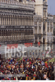 Localizzazione:..VENEZIA / S. MARCO..Oggetto:..Soggetto:..CARNEVALE IN PIAZZA SAN MARCO FOLLA..Cronologia: ....Definizione Culturale:..   Autore: ....   Stile:....   Editori/Stampatori:..   Committenza:..Materia e Tecnica:....Collocazione:..Note:....Riproduzione Fotografica:..Graziano Arici/Rosebud2 .Copyright:..Graziano Arici/Rosebud2 .Data:..1991..Costo:..A..