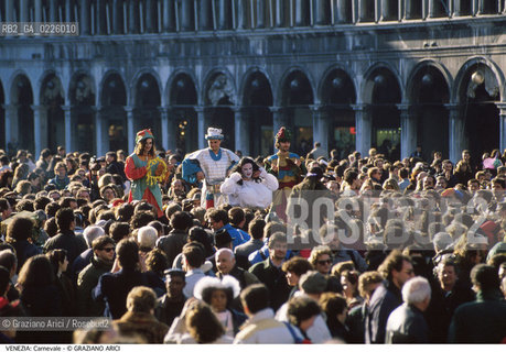 Localizzazione:..VENEZIA / S. MARCO..Oggetto:..Soggetto:..CARNEVALE IN PIAZZA SAN MARCO FOLLA MASCHERE..Cronologia: ....Definizione Culturale:..   Autore: ....   Stile:....   Editori/Stampatori:..   Committenza:..Materia e Tecnica:....Collocazione:..Note:....Riproduzione Fotografica:..Graziano Arici/Rosebud2 .Copyright:..Graziano Arici/Rosebud2 .Data:..1991..Costo:..A..