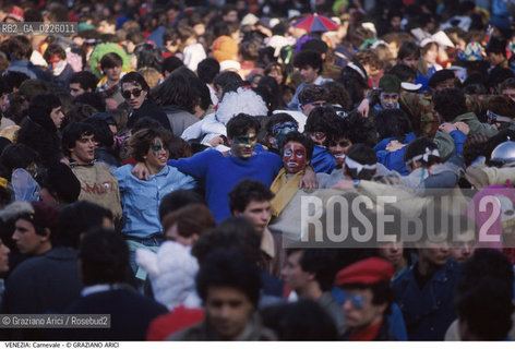 Localizzazione:..VENEZIA / S. MARCO..Oggetto:..Soggetto:..CARNEVALE IN PIAZZA SAN MARCO FOLLA MASCHERE..Cronologia: ....Definizione Culturale:..   Autore: ....   Stile:....   Editori/Stampatori:..   Committenza:..Materia e Tecnica:....Collocazione:..Note:....Riproduzione Fotografica:..Graziano Arici/Rosebud2 .Copyright:..Graziano Arici/Rosebud2 .Data:..1991..Costo:..A..