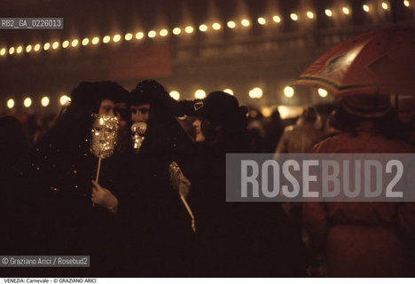 Localizzazione:..VENEZIA / S. MARCO..Oggetto:..Soggetto:..CARNEVALE PIAZZA SAN MARCO MASCHERE..Cronologia: ....Definizione Culturale:..   Autore: ....   Stile:....   Editori/Stampatori:..   Committenza:..Materia e Tecnica:....Collocazione:..Note:....Riproduzione Fotografica:..Graziano Arici/Rosebud2 .Copyright:..Graziano Arici/Rosebud2 .Data:..1991..Costo:..A..