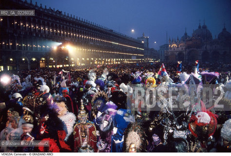 Localizzazione:..VENEZIA / S. MARCO..Oggetto:..Soggetto:..CARNEVALE IN PIAZZA SAN MARCO MASCHERE FOLLA..Cronologia: ....Definizione Culturale:..   Autore: ....   Stile:....   Editori/Stampatori:..   Committenza:..Materia e Tecnica:....Collocazione:..Note:....Riproduzione Fotografica:..Graziano Arici/Rosebud2 .Copyright:..Graziano Arici/Rosebud2 .Data:..1992..Costo:..A..