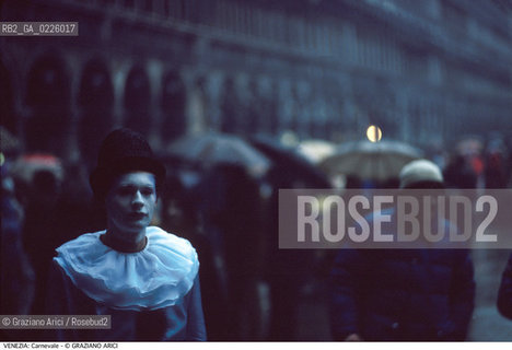 Localizzazione:..VENEZIA / S. MARCO..Oggetto:..Soggetto:..CARNEVALE IN PIAZZA SAN MARCO MASCHERA..Cronologia: ....Definizione Culturale:..   Autore: ....   Stile:....   Editori/Stampatori:..   Committenza:..Materia e Tecnica:....Collocazione:..Note:....Riproduzione Fotografica:..Graziano Arici/Rosebud2 .Copyright:..Graziano Arici/Rosebud2 .Data:..1981..Costo:..A..