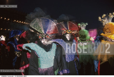 Localizzazione:..VENEZIA / S. MARCO..Oggetto:..Soggetto:..CARNEVALE PIAZZA SAN MARCO MASCHERE..Cronologia: ....Definizione Culturale:..   Autore: ....   Stile:....   Editori/Stampatori:..   Committenza:..Materia e Tecnica:....Collocazione:..Note:....Riproduzione Fotografica:..Graziano Arici/Rosebud2 .Copyright:..Graziano Arici/Rosebud2 .Data:..1988..Costo:..A..
