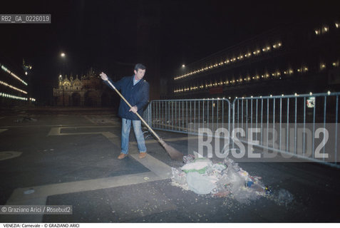 Localizzazione:..VENEZIA / S. MARCO..Oggetto:..Soggetto:..CARNEVALE PIAZZA SAN MARCO IL GIORNO DOPO RIFIUTI IMMONDIZIE DEGRADO AMAV..Cronologia: ....Definizione Culturale:..   Autore: ....   Stile:....   Editori/Stampatori:..   Committenza:..Materia e Tecnica:....Collocazione:..Note:....Riproduzione Fotografica:..Graziano Arici/Rosebud2 .Copyright:..Graziano Arici/Rosebud2 .Data:..1990..Costo:..A..