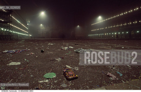 Localizzazione:..VENEZIA / S. MARCO..Oggetto:..Soggetto:..CARNEVALE PIAZZA SAN MARCO IL GIORNO DOPO RIFIUTI IMMONDIZIE DEGRADO..Cronologia: ....Definizione Culturale:..   Autore: ....   Stile:....   Editori/Stampatori:..   Committenza:..Materia e Tecnica:....Collocazione:..Note:....Riproduzione Fotografica:..Graziano Arici/Rosebud2 .Copyright:..Graziano Arici/Rosebud2 .Data:..1990..Costo:..A..