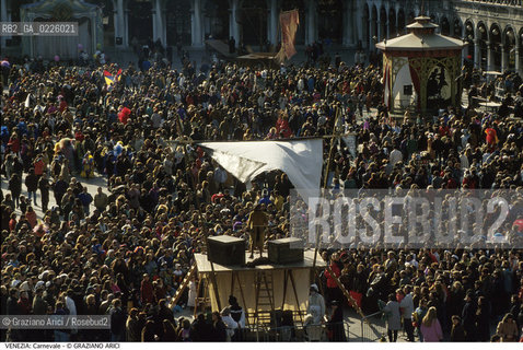 Localizzazione:..VENEZIA / S. MARCO..Oggetto:..Soggetto:..CARNEVALE IN PIAZZA SAN MARCO TEATRO COMMEDIA DELL ARTE FOLLA..Cronologia: ....Definizione Culturale:..   Autore: ....   Stile:....   Editori/Stampatori:..   Committenza:..Materia e Tecnica:....Collocazione:..Note:....Riproduzione Fotografica:..Graziano Arici/Rosebud2 .Copyright:..Graziano Arici/Rosebud2 .Data:..1992..Costo:..A..