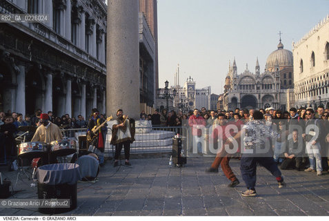 Localizzazione:..VENEZIA / S. MARCO..Oggetto:..Soggetto:..CARNEVALE IN PIAZZA SAN MARCO MUSICISTI..Cronologia: ....Definizione Culturale:..   Autore: ....   Stile:....   Editori/Stampatori:..   Committenza:..Materia e Tecnica:....Collocazione:..Note:....Riproduzione Fotografica:..Graziano Arici/Rosebud2 .Copyright:..Graziano Arici/Rosebud2 .Data:..1992..Costo:..A..