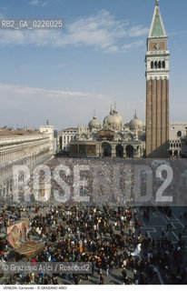 Localizzazione:..VENEZIA / S. MARCO..Oggetto:..Soggetto:..CARNEVALE IN PIAZZA SAN MARCO FOLLA..Cronologia: ....Definizione Culturale:..   Autore: ....   Stile:....   Editori/Stampatori:..   Committenza:..Materia e Tecnica:....Collocazione:..Note:....Riproduzione Fotografica:..Graziano Arici/Rosebud2 .Copyright:..Graziano Arici/Rosebud2 .Data:..1992..Costo:..A..