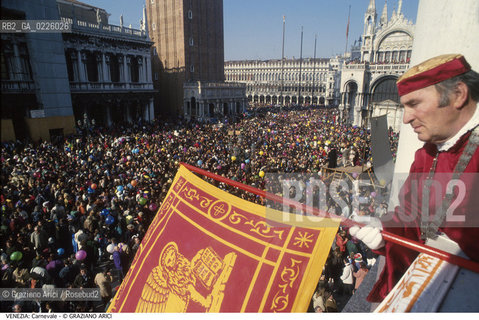 Localizzazione:..VENEZIA / S. MARCO..Oggetto:..Soggetto:..CARNEVALE IN PIAZZA SAN MARCO FOLLA STENDARDO LEONE..Cronologia: ....Definizione Culturale:..   Autore: ....   Stile:....   Editori/Stampatori:..   Committenza:..Materia e Tecnica:....Collocazione:..Note:....Riproduzione Fotografica:..Graziano Arici/Rosebud2 .Copyright:..Graziano Arici/Rosebud2 .Data:..1992..Costo:..A..