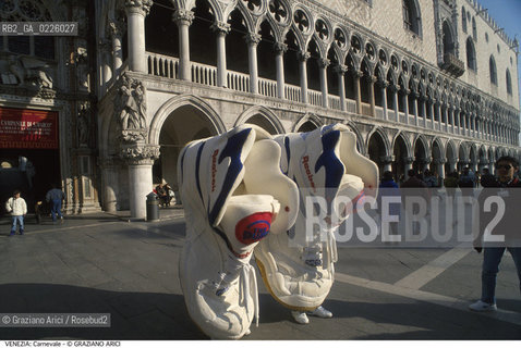 Localizzazione:..VENEZIA / S. MARCO..Oggetto:..Soggetto:..CARNEVALE IN PIAZZA SAN MARCO SCARPE REEBOK..Cronologia: ....Definizione Culturale:..   Autore: ....   Stile:....   Editori/Stampatori:..   Committenza:..Materia e Tecnica:....Collocazione:..Note:....Riproduzione Fotografica:..Graziano Arici/Rosebud2 .Copyright:..Graziano Arici/Rosebud2 .Data:..1992..Costo:..A..