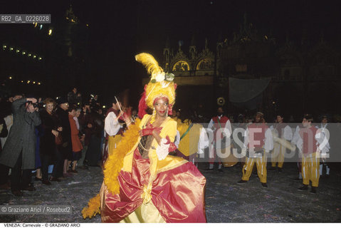 Localizzazione:..VENEZIA / S. MARCO..Oggetto:..Soggetto:..CARNEVALE IN PIAZZA SAN MARCO MASCHERA BRASILE..Cronologia: ....Definizione Culturale:..   Autore: ....   Stile:....   Editori/Stampatori:..   Committenza:..Materia e Tecnica:....Collocazione:..Note:....Riproduzione Fotografica:..Graziano Arici/Rosebud2 .Copyright:..Graziano Arici/Rosebud2 .Data:..1992..Costo:..A..