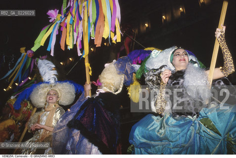 Localizzazione:..VENEZIA / S. MARCO..Oggetto:..Soggetto:..CARNEVALE IN PIAZZA SAN MARCO MASCHERE..Cronologia: ....Definizione Culturale:..   Autore: ....   Stile:....   Editori/Stampatori:..   Committenza:..Materia e Tecnica:....Collocazione:..Note:....Riproduzione Fotografica:..Graziano Arici/Rosebud2 .Copyright:..Graziano Arici/Rosebud2 .Data:..1992..Costo:..A..