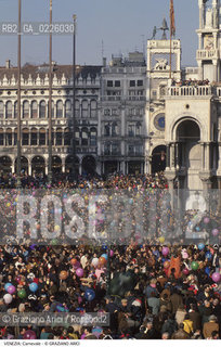 Localizzazione:..VENEZIA / S. MARCO..Oggetto:..Soggetto:..CARNEVALE IN PIAZZA SAN MARCO FOLLA..Cronologia: ....Definizione Culturale:..   Autore: ....   Stile:....   Editori/Stampatori:..   Committenza:..Materia e Tecnica:....Collocazione:..Note:....Riproduzione Fotografica:..Graziano Arici/Rosebud2 .Copyright:..Graziano Arici/Rosebud2 .Data:..1992..Costo:..A..