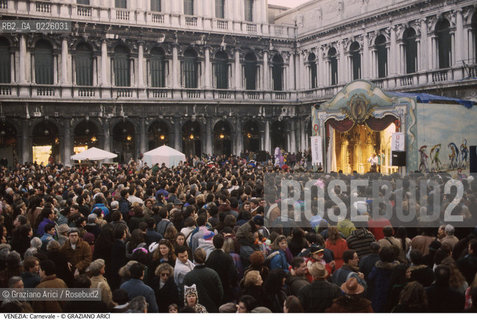 Localizzazione:..VENEZIA / S. MARCO..Oggetto:..Soggetto:..CARNEVALE IN PIAZZA SAN MARCO FOLLA..Cronologia: ....Definizione Culturale:..   Autore: ....   Stile:....   Editori/Stampatori:..   Committenza:..Materia e Tecnica:....Collocazione:..Note:....Riproduzione Fotografica:..Graziano Arici/Rosebud2 .Copyright:..Graziano Arici/Rosebud2 .Data:..1992..Costo:..A..