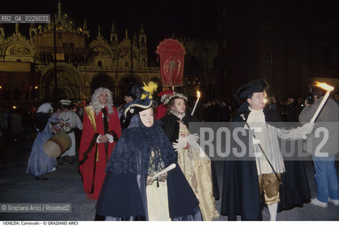 Localizzazione:..VENEZIA / S. MARCO..Oggetto:..Soggetto:..CARNEVALE IN PIAZZA SAN MARCO TEATRO AVOGARIA MASCHERE..Cronologia: ....Definizione Culturale:..   Autore: ....   Stile:....   Editori/Stampatori:..   Committenza:..Materia e Tecnica:....Collocazione:..Note:....Riproduzione Fotografica:..Graziano Arici/Rosebud2 .Copyright:..Graziano Arici/Rosebud2 .Data:..1992..Costo:..A..
