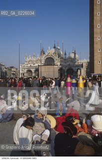 Localizzazione:..VENEZIA / S. MARCO..Oggetto:..Soggetto:..CARNEVALE IN PIAZZA SAN MARCO FOLLA MASCHERE..Cronologia: ....Definizione Culturale:..   Autore: ....   Stile:....   Editori/Stampatori:..   Committenza:..Materia e Tecnica:....Collocazione:..Note:....Riproduzione Fotografica:..Graziano Arici/Rosebud2 .Copyright:..Graziano Arici/Rosebud2 .Data:..1992..Costo:..A..
