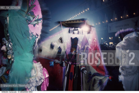 Localizzazione:..VENEZIA / S. MARCO..Oggetto:..Soggetto:..CARNEVALE IN PIAZZA SAN MARCO MASCHERE..Cronologia: ....Definizione Culturale:..   Autore: ....   Stile:....   Editori/Stampatori:..   Committenza:..Materia e Tecnica:....Collocazione:..Note:....Riproduzione Fotografica:..Graziano Arici/Rosebud2 .Copyright:..Graziano Arici/Rosebud2 .Data:..1989..Costo:..A..