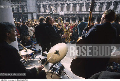 Localizzazione:..VENEZIA / S. MARCO..Oggetto:..Soggetto:..CARNEVALE IN PIAZZA SAN MARCO MUSICISTI ORCHESTRA..Cronologia: ....Definizione Culturale:..   Autore: ....   Stile:....   Editori/Stampatori:..   Committenza:..Materia e Tecnica:....Collocazione:..Note:....Riproduzione Fotografica:..Graziano Arici/Rosebud2 .Copyright:..Graziano Arici/Rosebud2 .Data:..1994..Costo:..A..