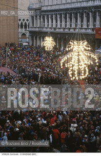 Localizzazione:..VENEZIA / S. MARCO..Oggetto:..Soggetto:..CARNEVALE IN PIAZZA SAN MARCO FOLLA..Cronologia: ....Definizione Culturale:..   Autore: ....   Stile:....   Editori/Stampatori:..   Committenza:..Materia e Tecnica:....Collocazione:..Note:....Riproduzione Fotografica:..Graziano Arici/Rosebud2 .Copyright:..Graziano Arici/Rosebud2 .Data:..1991..Costo:..A..