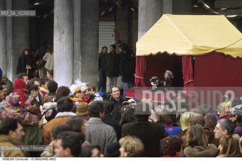 Localizzazione:..VENEZIA / S. MARCO..Oggetto:..Soggetto:..CARNEVALE IN PIAZZA SAN MARCO TEATRO DEI BURATTINI MARIONETTE..Cronologia: ....Definizione Culturale:..   Autore: ....   Stile:....   Editori/Stampatori:..   Committenza:..Materia e Tecnica:....Collocazione:..Note:....Riproduzione Fotografica:..Graziano Arici/Rosebud2 .Copyright:..Graziano Arici/Rosebud2 .Data:..1993..Costo:..A..