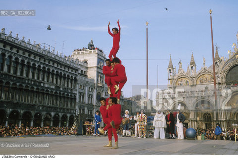 Localizzazione:..VENEZIA / S. MARCO..Oggetto:..Soggetto:..CARNEVALE IN PIAZZA SAN MARCO ACROBATI..Cronologia: ....Definizione Culturale:..   Autore: ....   Stile:....   Editori/Stampatori:..   Committenza:..Materia e Tecnica:....Collocazione:..Note:....Riproduzione Fotografica:..Graziano Arici/Rosebud2 .Copyright:..Graziano Arici/Rosebud2 .Data:..1990..Costo:..A..