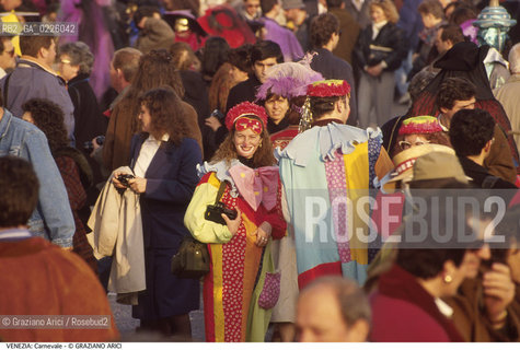 Localizzazione:..VENEZIA / S. MARCO..Oggetto:..Soggetto:..CARNEVALE IN PIAZZA SAN MARCO MASCHERE FOLLA..Cronologia: ....Definizione Culturale:..   Autore: ....   Stile:....   Editori/Stampatori:..   Committenza:..Materia e Tecnica:....Collocazione:..Note:....Riproduzione Fotografica:..Graziano Arici/Rosebud2 .Copyright:..Graziano Arici/Rosebud2 .Data:..1990..Costo:..A..