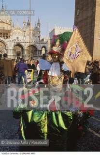 Localizzazione:..VENEZIA / S. MARCO..Oggetto:..Soggetto:..CARNEVALE IN PIAZZA SAN MARCO MASCHERA..Cronologia: ....Definizione Culturale:..   Autore: ....   Stile:....   Editori/Stampatori:..   Committenza:..Materia e Tecnica:....Collocazione:..Note:....Riproduzione Fotografica:..Graziano Arici/Rosebud2 .Copyright:..Graziano Arici/Rosebud2 .Data:..1990..Costo:..A..