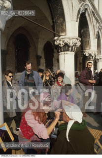 Localizzazione:..VENEZIA / S. MARCO..Oggetto:..Soggetto:..CARNEVALE IN PIAZZA SAN MARCO TRUCCO..Cronologia: ....Definizione Culturale:..   Autore: ....   Stile:....   Editori/Stampatori:..   Committenza:..Materia e Tecnica:....Collocazione:..Note:....Riproduzione Fotografica:..Graziano Arici/Rosebud2 .Copyright:..Graziano Arici/Rosebud2 .Data:..1990..Costo:..A..