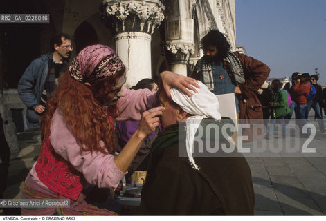 Localizzazione:..VENEZIA / S. MARCO..Oggetto:..Soggetto:..CARNEVALE IN PIAZZA SAN MARCO TRUCCO..Cronologia: ....Definizione Culturale:..   Autore: ....   Stile:....   Editori/Stampatori:..   Committenza:..Materia e Tecnica:....Collocazione:..Note:....Riproduzione Fotografica:..Graziano Arici/Rosebud2 .Copyright:..Graziano Arici/Rosebud2 .Data:..1990..Costo:..A..