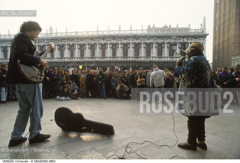 Localizzazione:..VENEZIA / S. MARCO..Oggetto:..Soggetto:..CARNEVALE IN PIAZZA SAN MARCO MUSICISTI..Cronologia: ....Definizione Culturale:..   Autore: ....   Stile:....   Editori/Stampatori:..   Committenza:..Materia e Tecnica:....Collocazione:..Note:....Riproduzione Fotografica:..Graziano Arici/Rosebud2 .Copyright:..Graziano Arici/Rosebud2 .Data:..1990..Costo:..A..