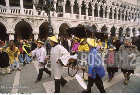 Localizzazione:..VENEZIA / S. MARCO..Oggetto:..Soggetto:..CARNEVALE IN PIAZZA SAN MARCO MASCHERE CINESI RISCIO..Cronologia: ....Definizione Culturale:..   Autore: ....   Stile:....   Editori/Stampatori:..   Committenza:..Materia e Tecnica:....Collocazione:..Note:....Riproduzione Fotografica:..Graziano Arici/Rosebud2 .Copyright:..Graziano Arici/Rosebud2 .Data:..1990..Costo:..A..